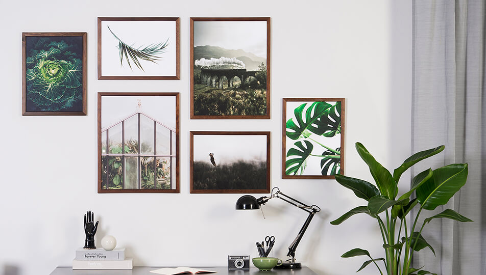 Mur d'images dans bureau - cadres en bois foncé et motifs de nature verts