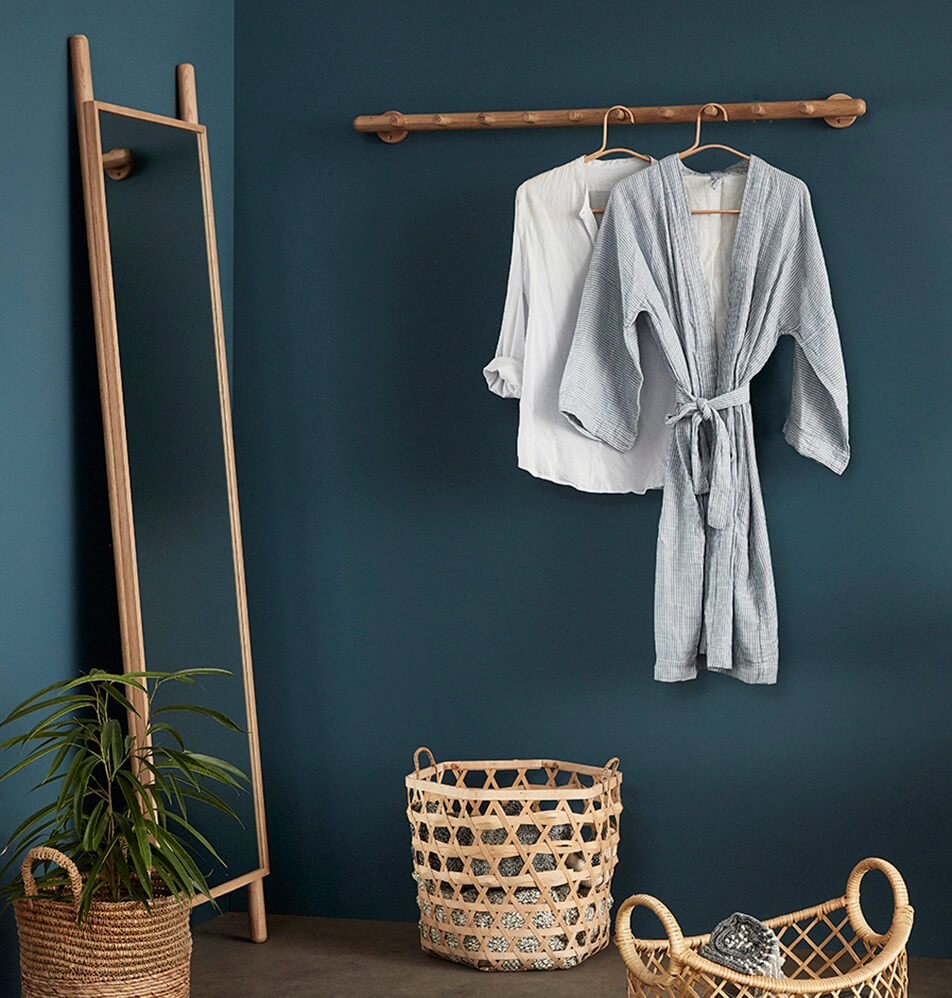 Décoration de salle de bain - paniers en bois, miroirs sur pied en chêne, cintres et peignoirs